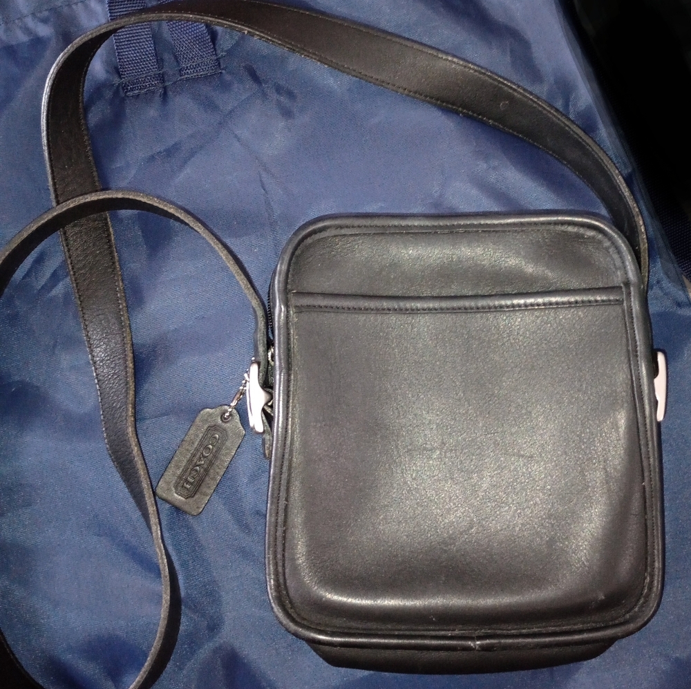 Vintage Black leather Coach camera bag 9817 2 buckle top zip